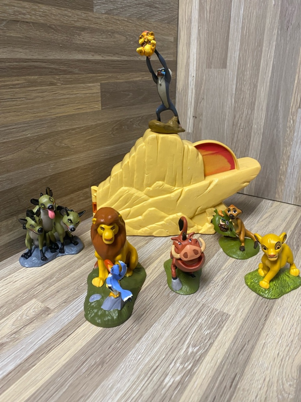 Disney The Lion King Playset Figure Bundle Yellow Playset with Character Figures